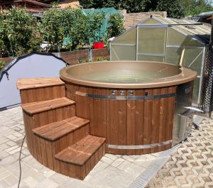 Stufentreppe mit Platz für das Filtersystem