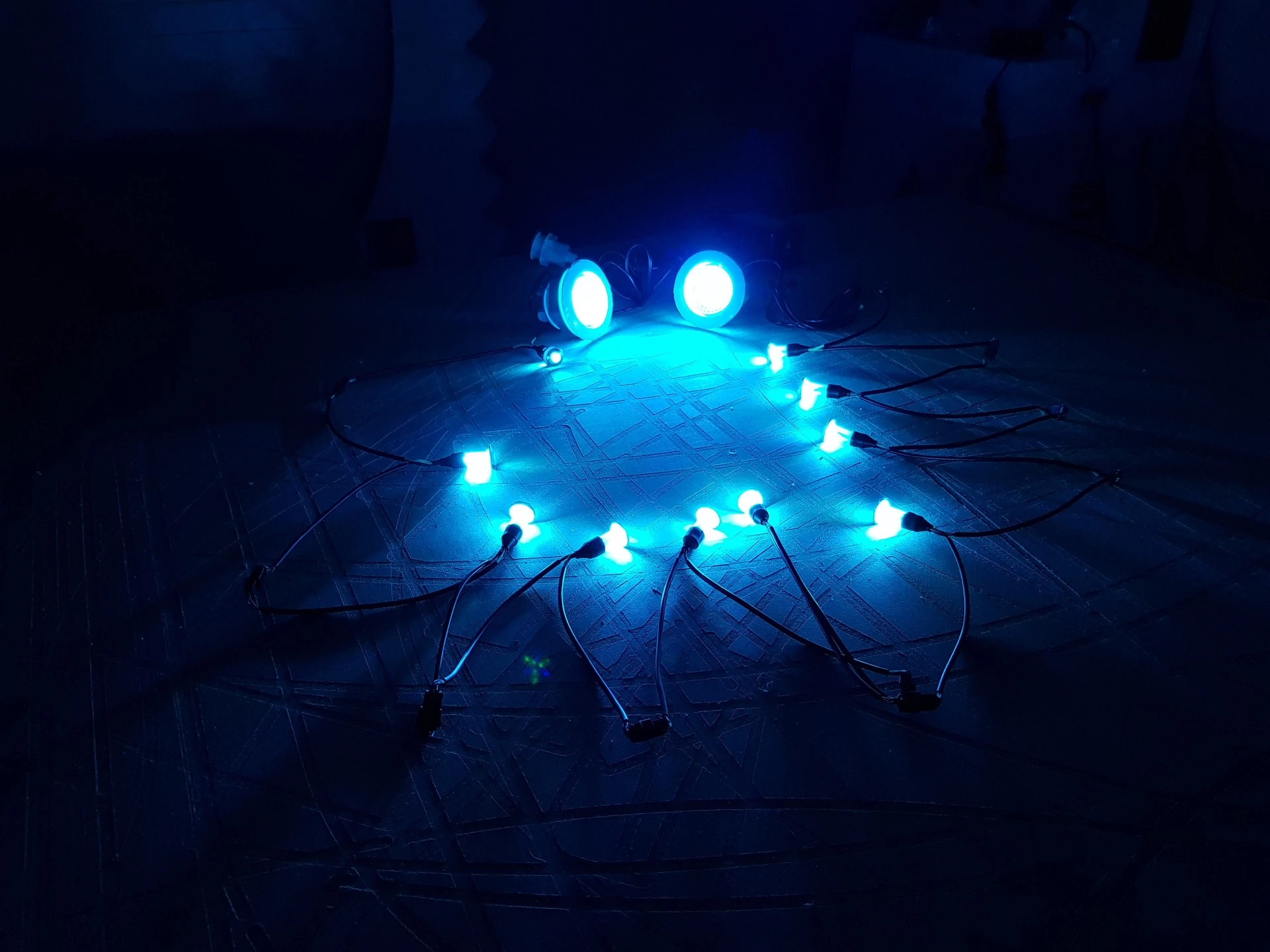 10 Mini-RGB-LEDs – rund um die Außenhülle des Fasses, auf der Treppe usw.